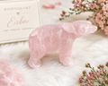 Eisbär aus Rosenquarz – Handgeschnitzte Edelsteinfigur | 80×50×30 mm