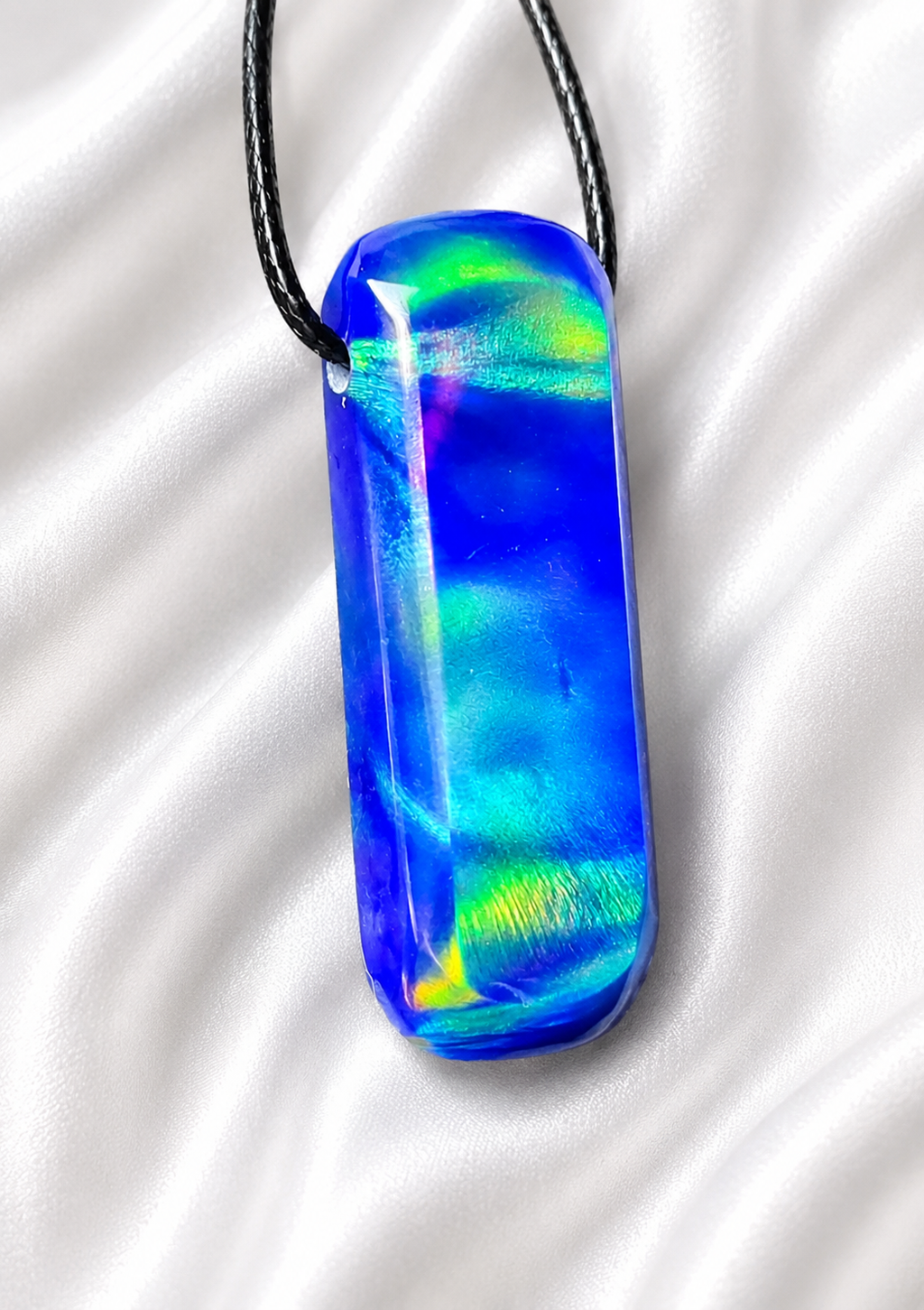 Aurora Opal Anhänger „Midnight Blue“ | Nebula Muster | Handgeschliffen | 40 × 12 mm