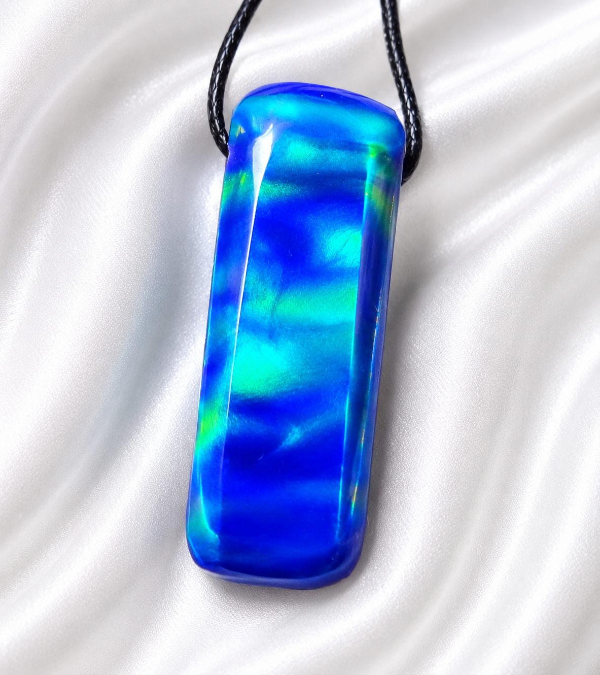 Aurora Opal Anhänger „Midnight Blue“ | Nebula Muster | Handgeschliffen | 40 × 12 mm