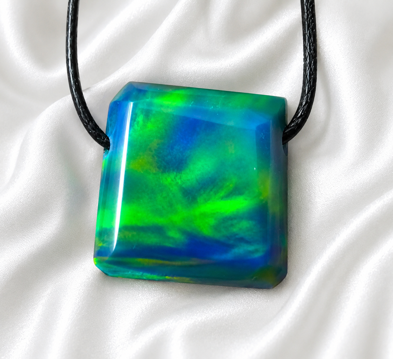 Aurora Opal Anhänger „Garden Green“ | Nebula Muster | Handgeschliffen | 16 mm