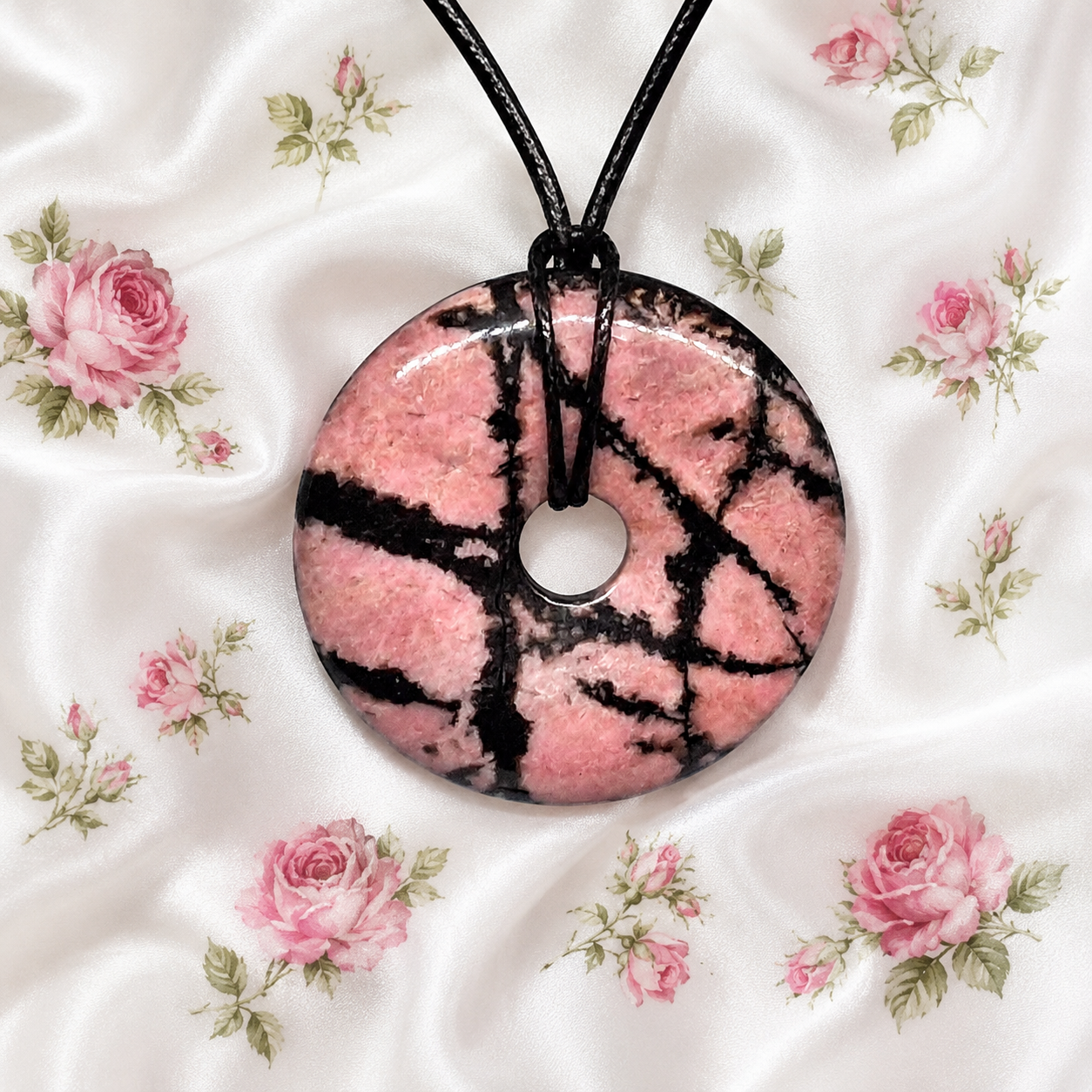 Rhodonit Donut Anhänger – Rosa-Schwarz, Ø 40 mm