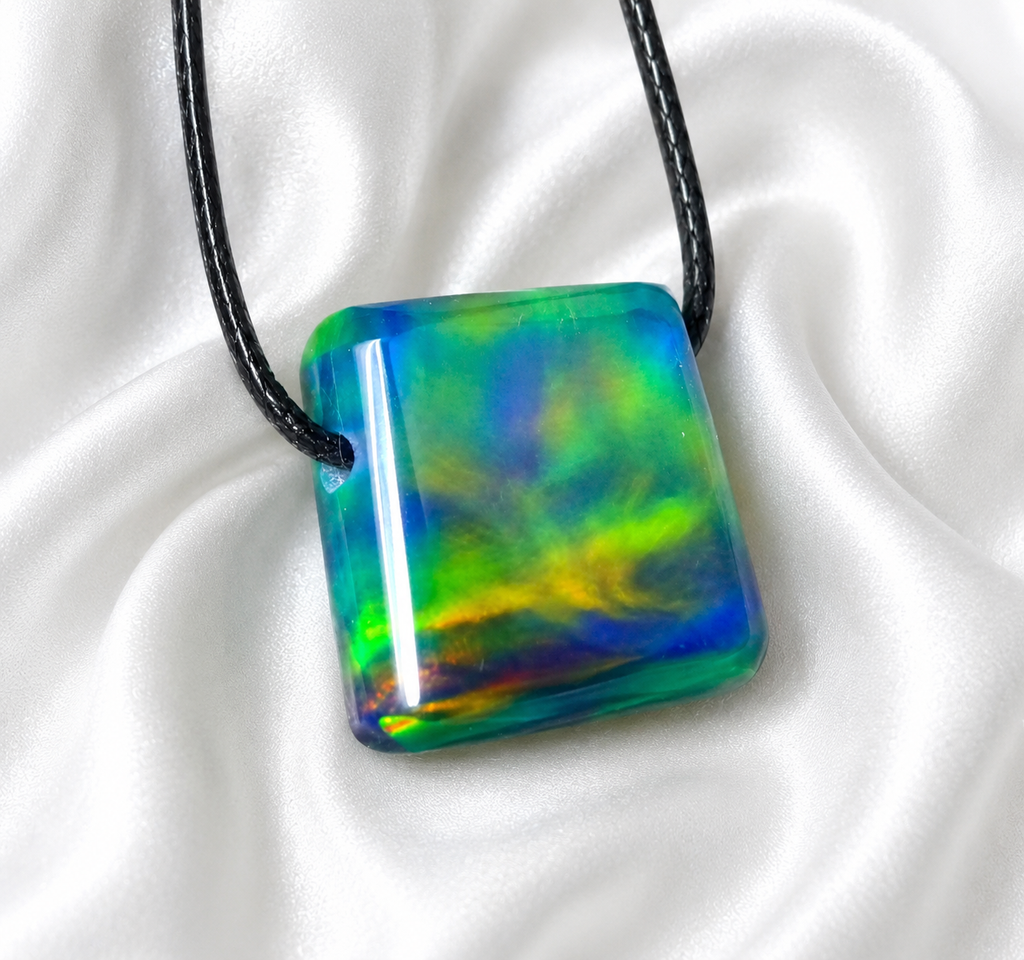 Aurora Opal Anhänger „Garden Green“ | Nebula Muster | Handgeschliffen | 16 mm