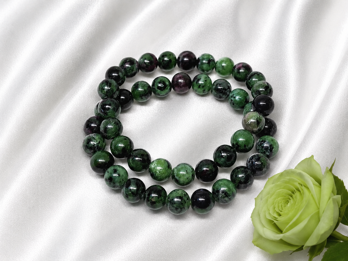 Zoisit Armband Avocadogrün mit Rubin – 8 mm Perlen, 19 cm, Handarbeit