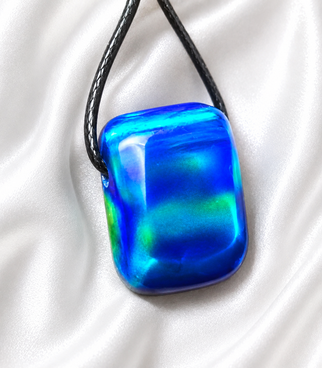 Aurora Opal Anhänger Blau | Nebula Muster | Handgeschliffen | 14 × 17 mm
