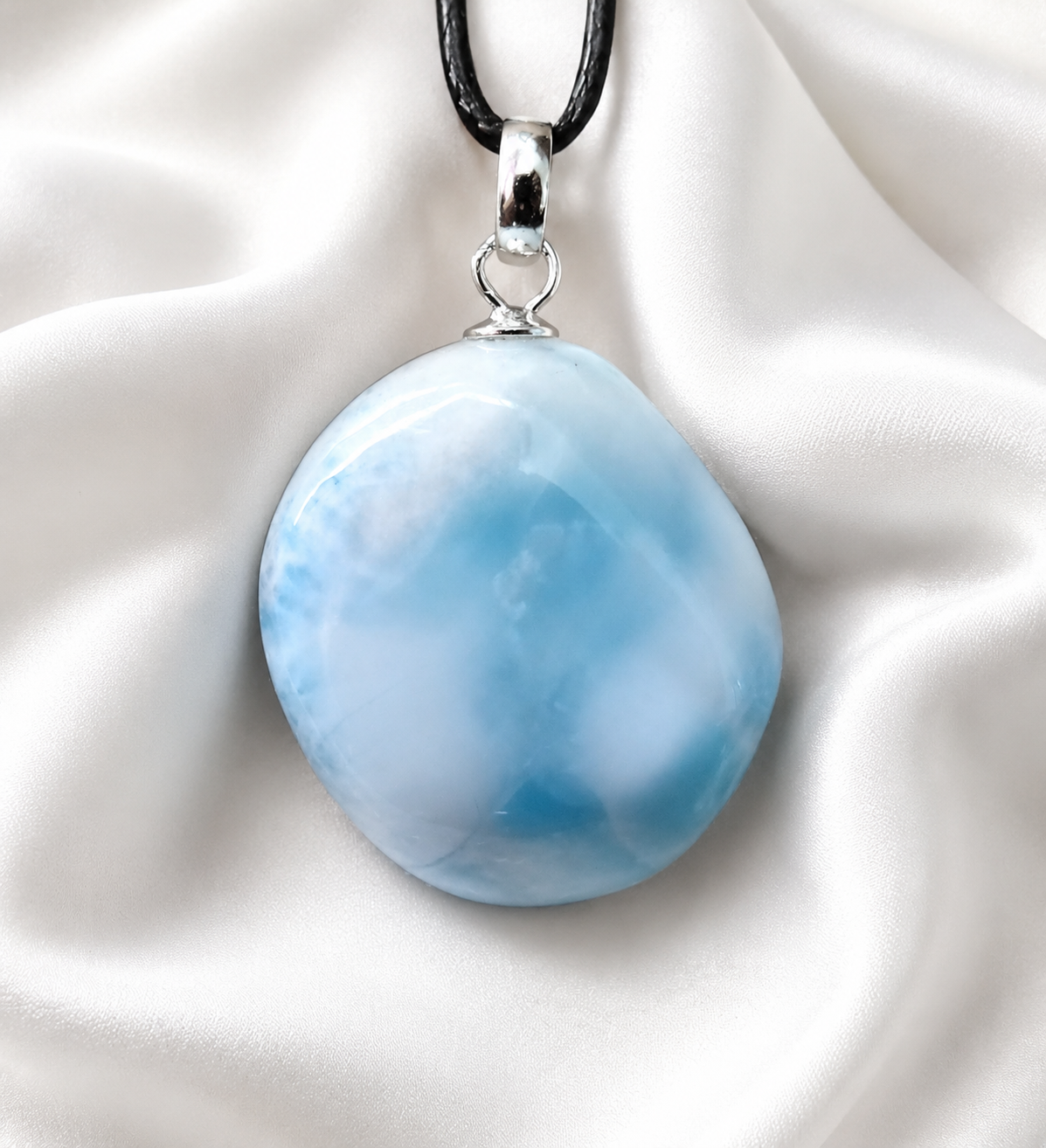 Larimar Anhänger mit 925er Silberschlaufe – Cabochon, Blau-Weiß