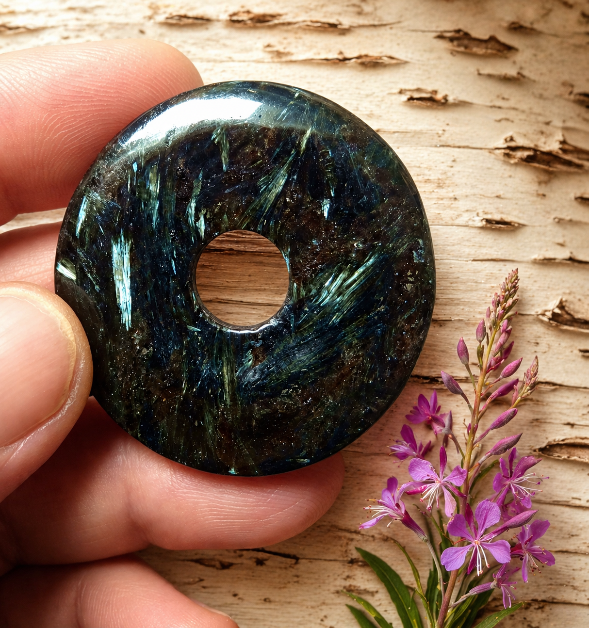 Anthophyllit Donut Anhänger – Norwegischer Edelstein, 40 mm