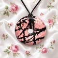 Rhodonit Donut Anhänger – Rosa-Schwarz, Ø 40 mm