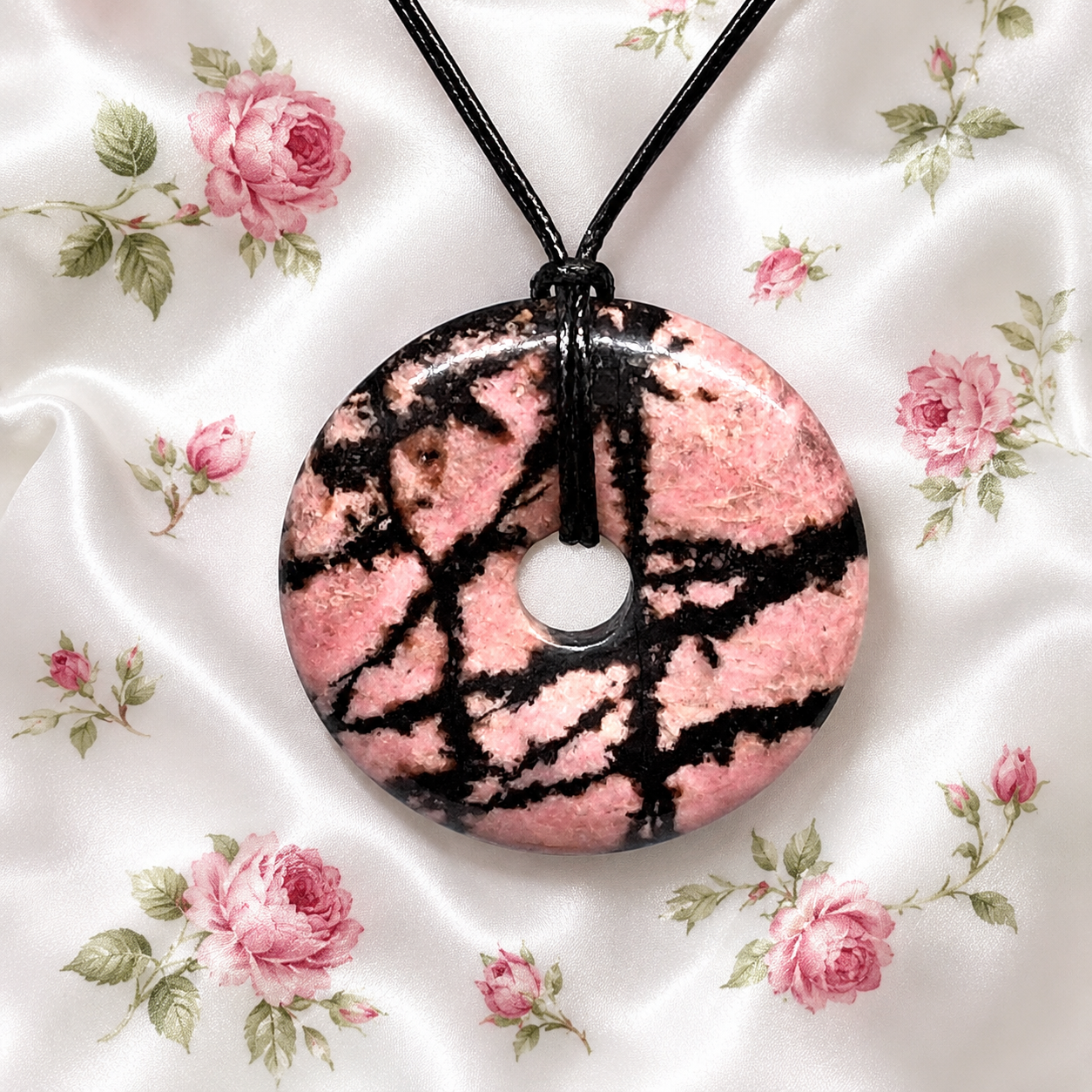 Rhodonit Donut Anhänger – Rosa-Schwarz, Ø 40 mm