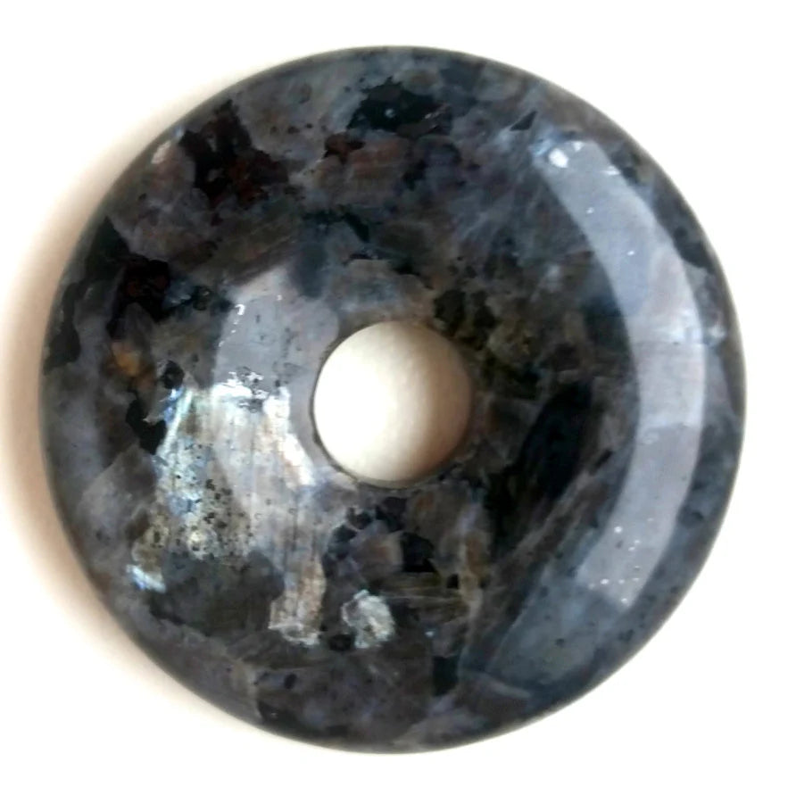 Larvikit Donut Anhänger – Norwegischer Plutonit, 40 mm