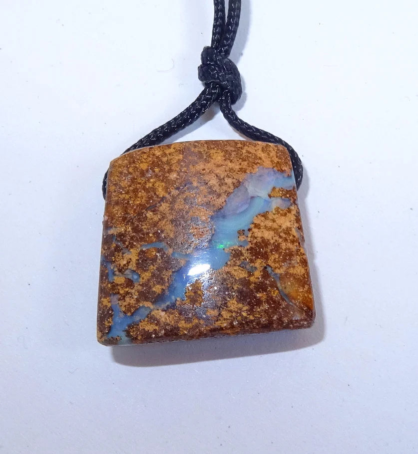 Boulderopal Anhänger – Quilpie, Australien | Poliert mit Nylonband