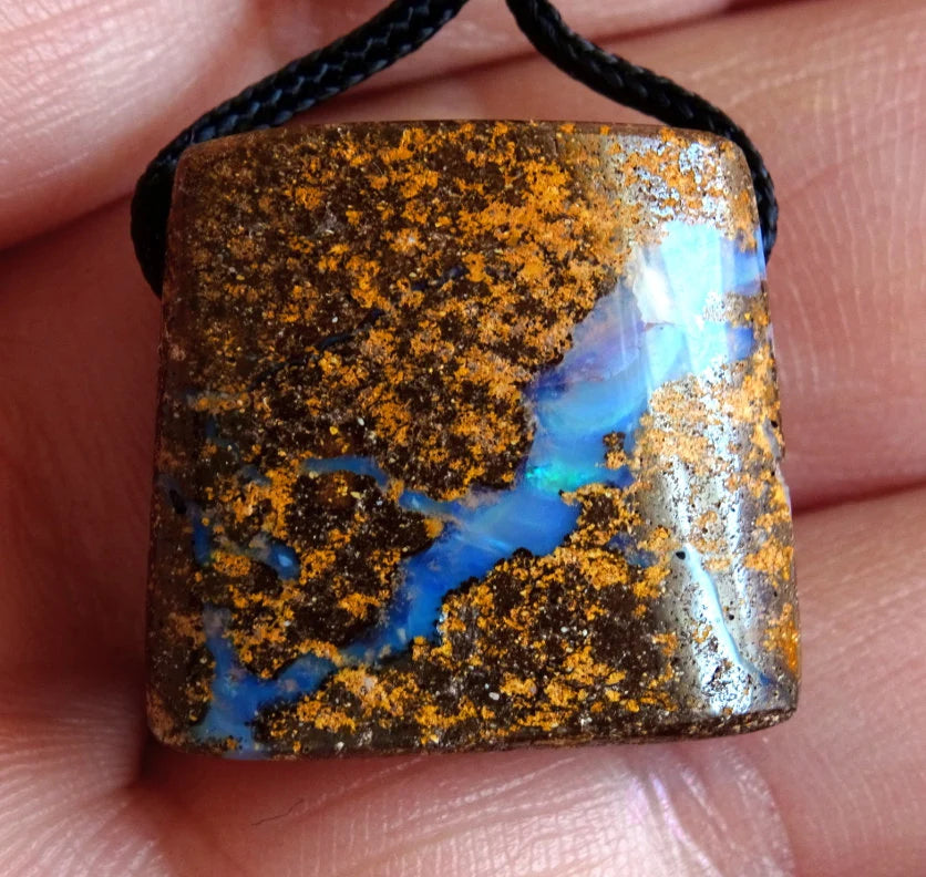 Boulderopal Anhänger – Quilpie, Australien | Poliert mit Nylonband