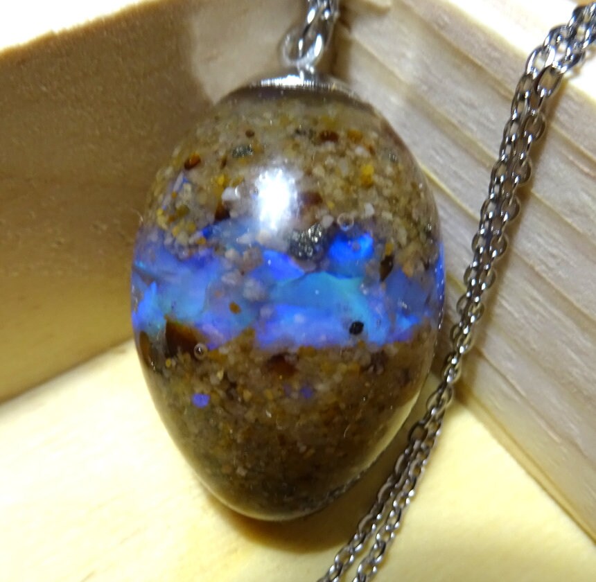 Opal & Ostseesand Anhänger – Synthetischer Opal, Pyrit & Epoxidharz, ca. 3 × 2 cm