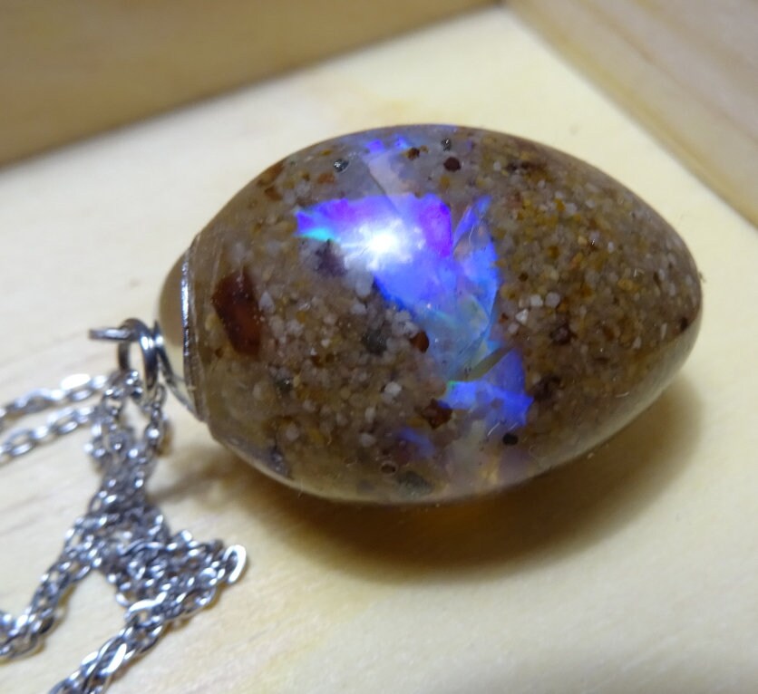 Opal & Ostseesand Anhänger – Synthetischer Opal, Pyrit & Epoxidharz, ca. 3 × 2 cm