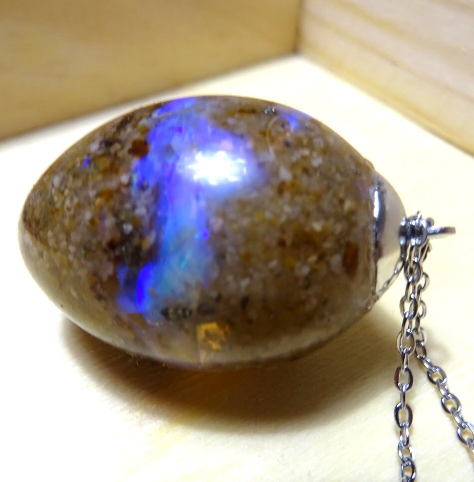 Opal & Ostseesand Anhänger – Synthetischer Opal, Pyrit & Epoxidharz, ca. 3 × 2 cm