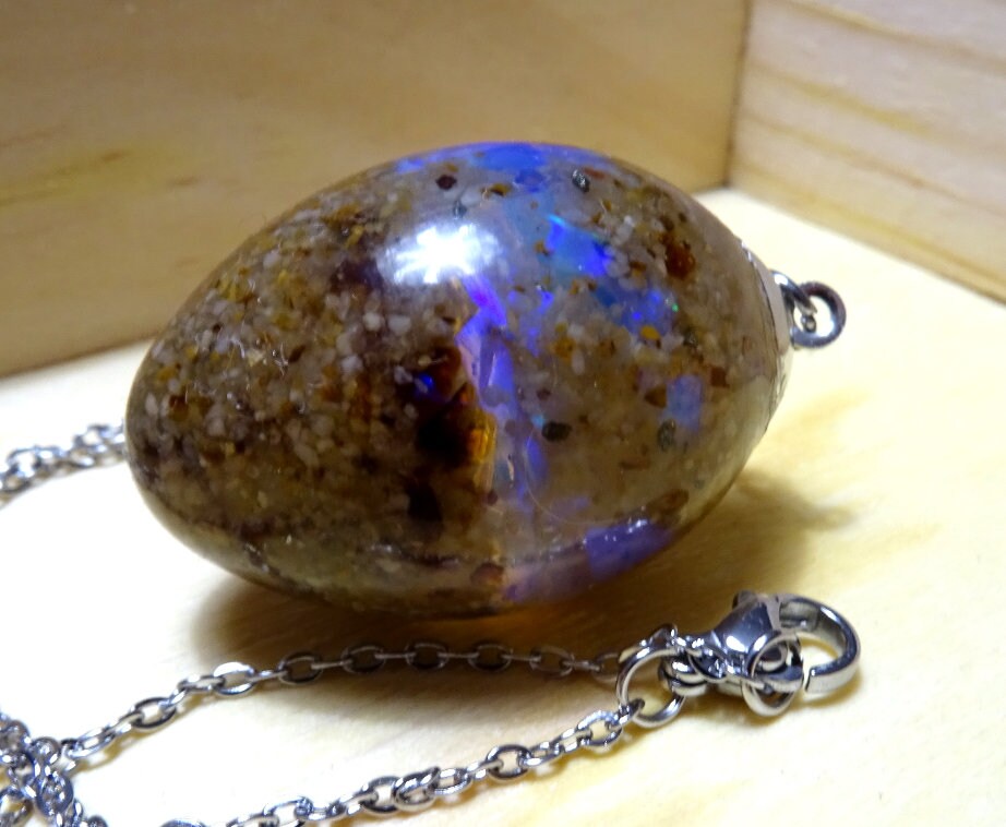 Opal & Ostseesand Anhänger – Synthetischer Opal, Pyrit & Epoxidharz, ca. 3 × 2 cm