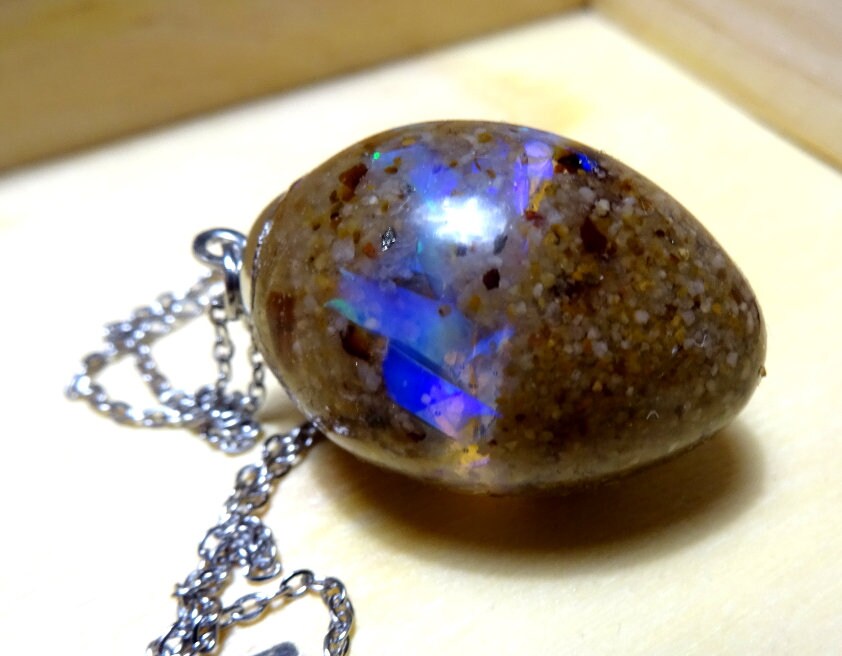 Opal & Ostseesand Anhänger – Synthetischer Opal, Pyrit & Epoxidharz, ca. 3 × 2 cm