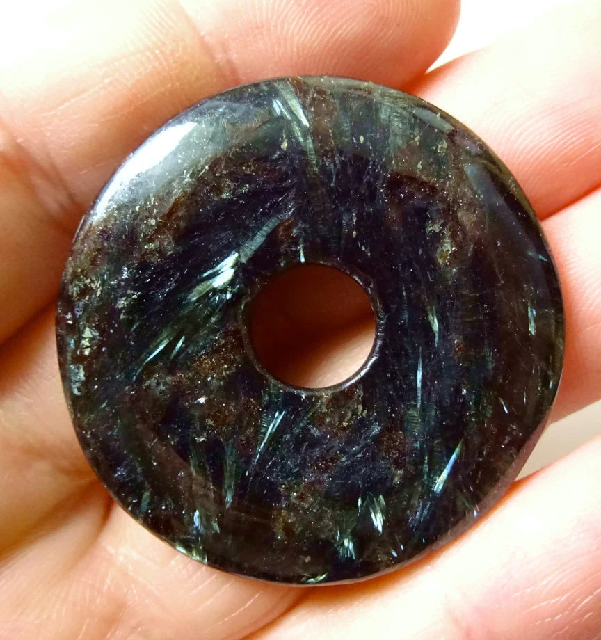 Anthophyllit Donut Anhänger – Norwegischer Edelstein, 40 mm