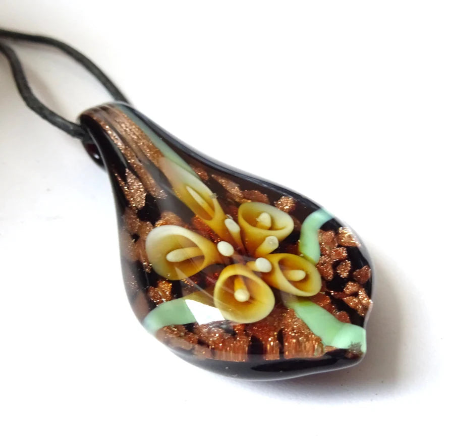 Muranoglas Anhänger | Calla Blume | Schwarzes Lederband | 5 × 3 cm | Handarbeit