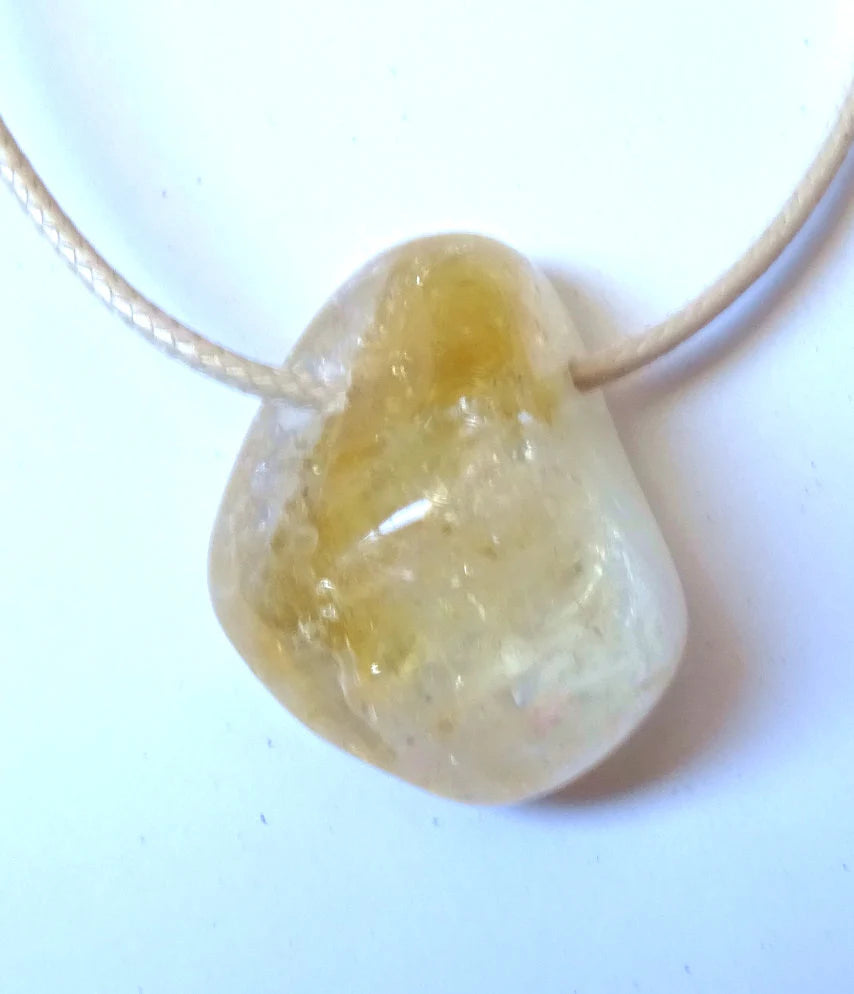 Citrin Anhänger | Lochstein | 2,5 × 3 cm | Kette 45–50 cm | Stein der Freude