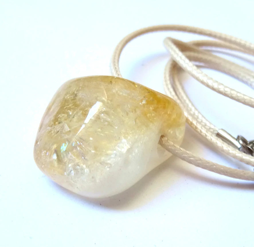 Citrin Anhänger | Lochstein | 2,5 × 3 cm | Kette 45–50 cm | Stein der Freude
