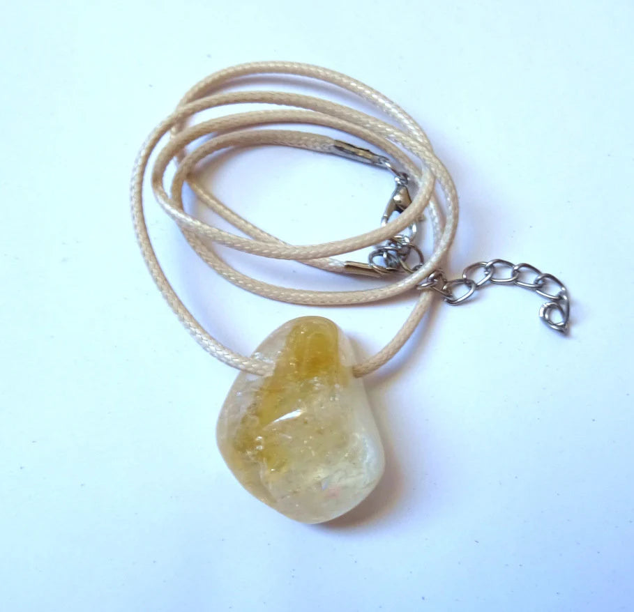 Citrin Anhänger | Lochstein | 2,5 × 3 cm | Kette 45–50 cm | Stein der Freude