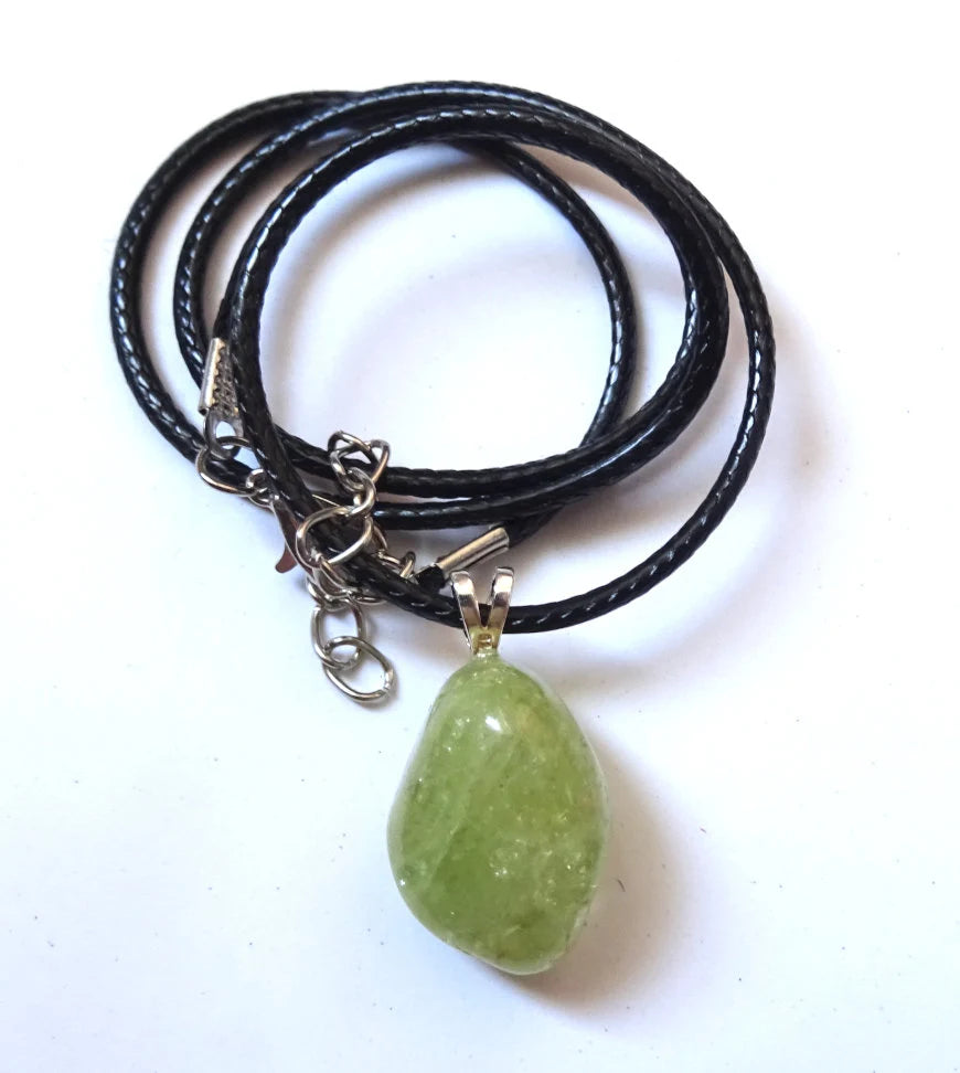 Grossular Anhänger mit 925er Silberschlaufe – Grüner Granat, 45 cm Kette