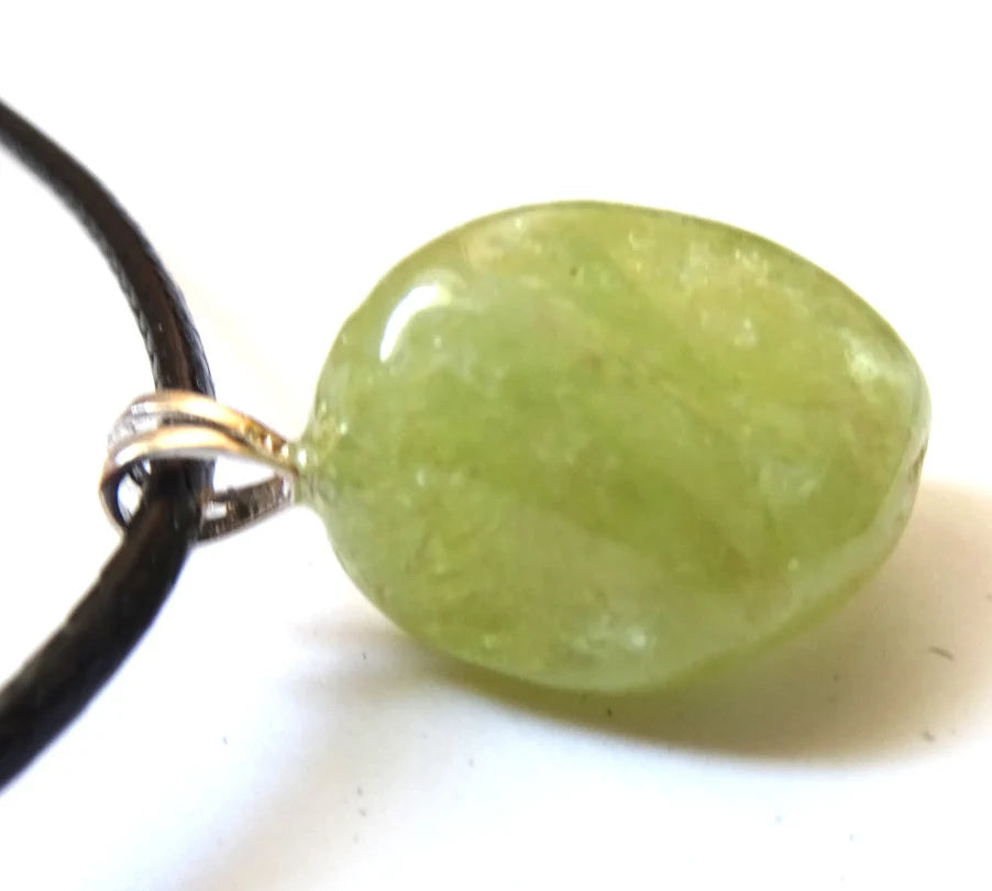 Grossular Anhänger mit 925er Silberschlaufe – Grüner Granat, 45 cm Kette