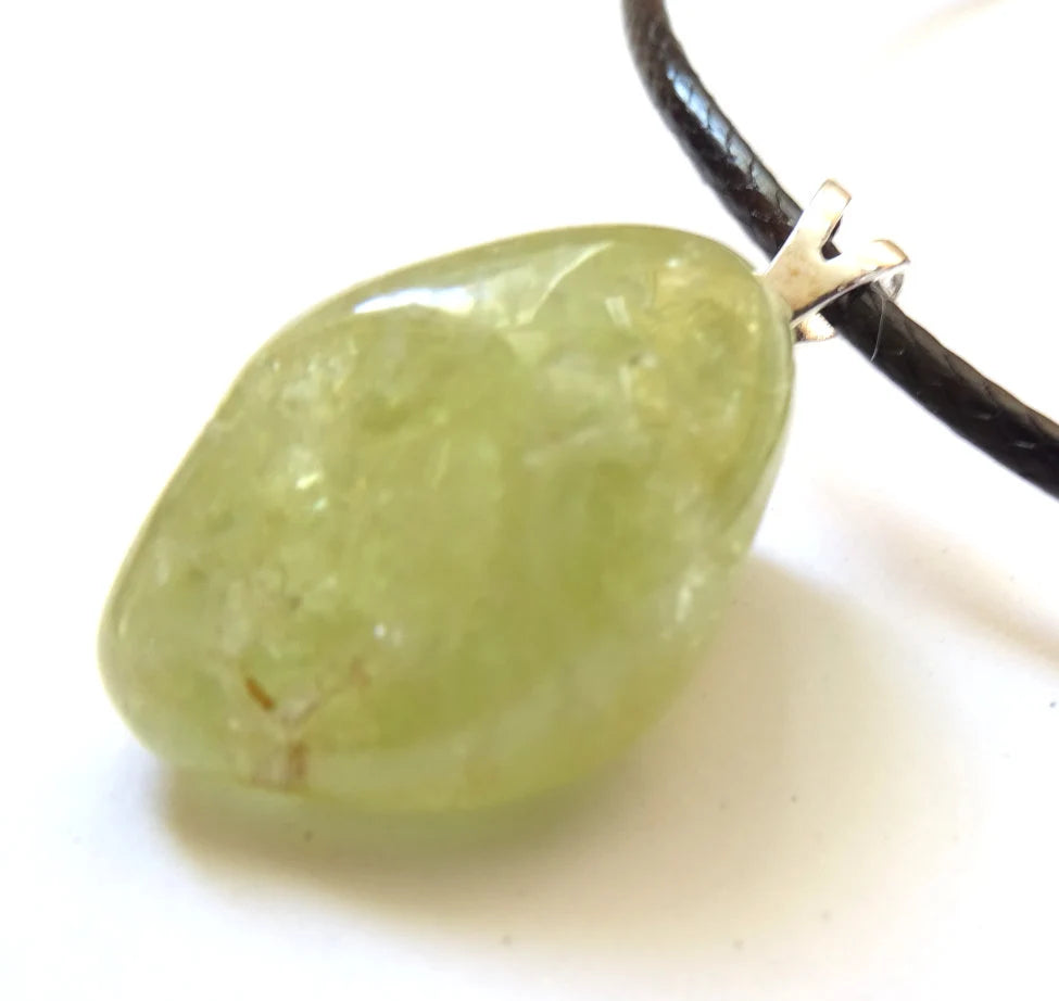 Grossular Anhänger mit 925er Silberschlaufe – Grüner Granat, 45 cm Kette