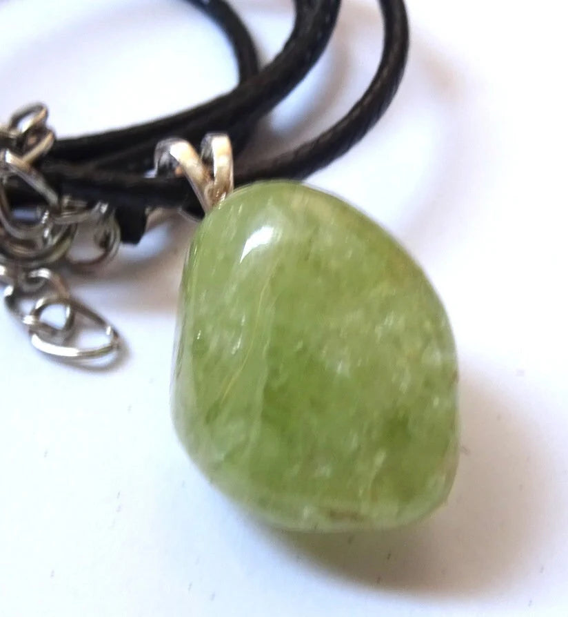 Grossular Anhänger mit 925er Silberschlaufe – Grüner Granat, 45 cm Kette