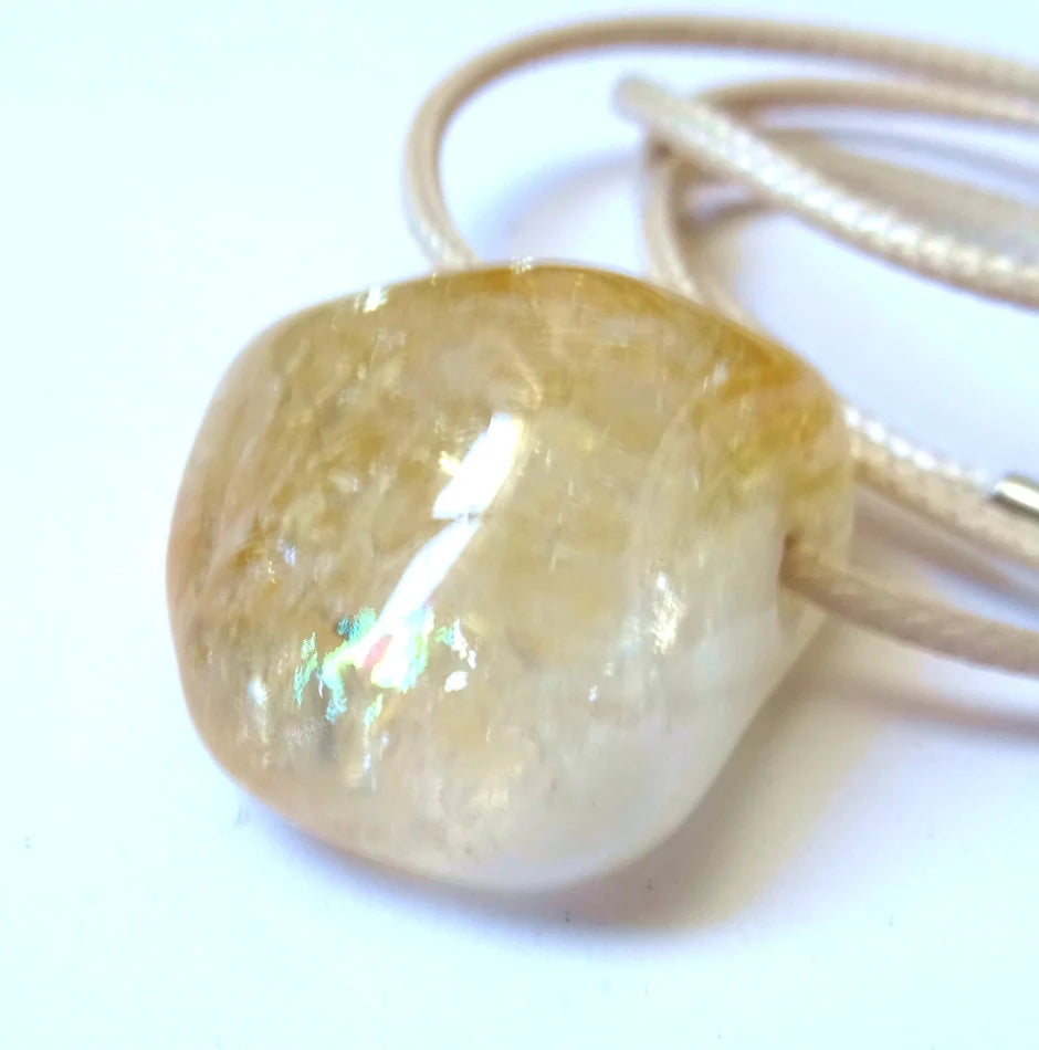 Citrin Anhänger | Lochstein | 2,5 × 3 cm | Kette 45–50 cm | Stein der Freude
