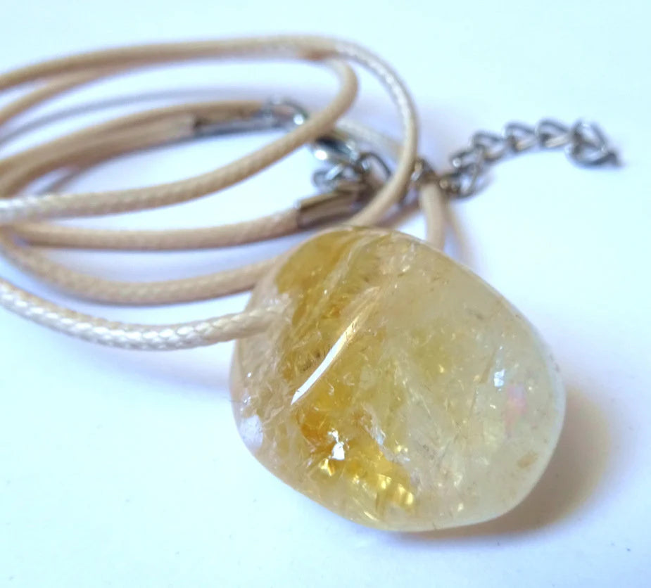 Citrin Anhänger | Lochstein | 2,5 × 3 cm | Kette 45–50 cm | Stein der Freude