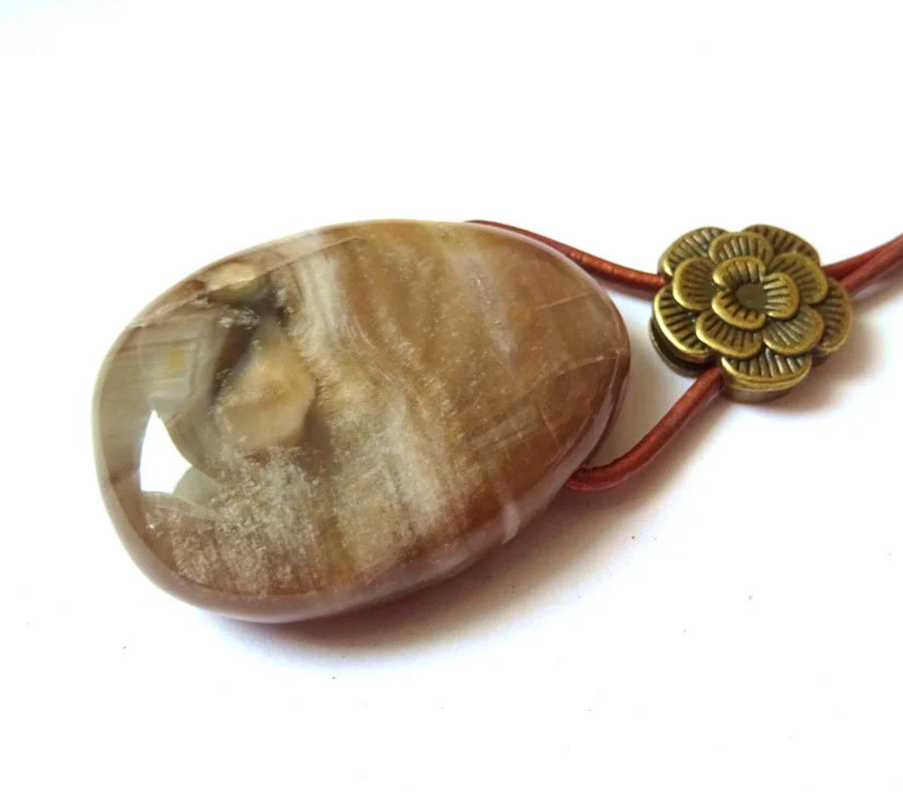 Versteinertes Holz Anhänger | Lochstein | Rindslederband | 4 × 2,5 cm