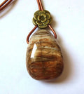 Versteinertes Holz Anhänger | Lochstein | Rindslederband | 4 × 2,5 cm