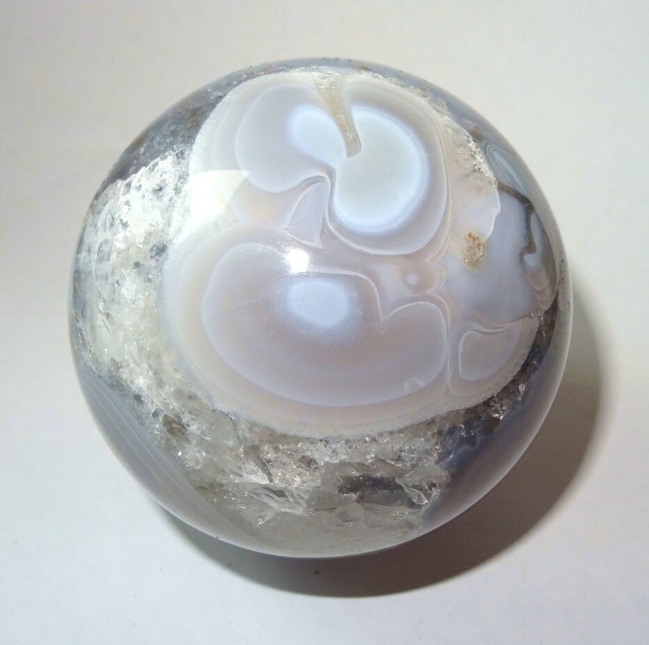 Chalcedon Edelsteinkugel 6,5 cm – Unikat, hochglanzpoliert