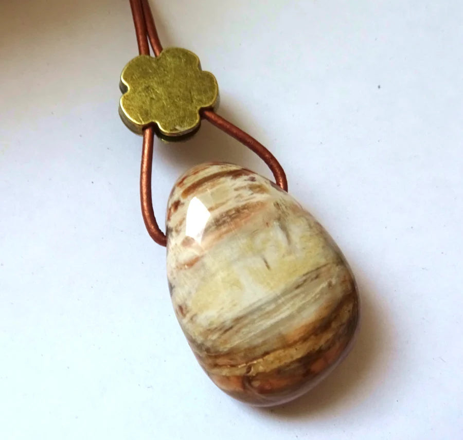 Versteinertes Holz Anhänger | Lochstein | Rindslederband | 4 × 2,5 cm