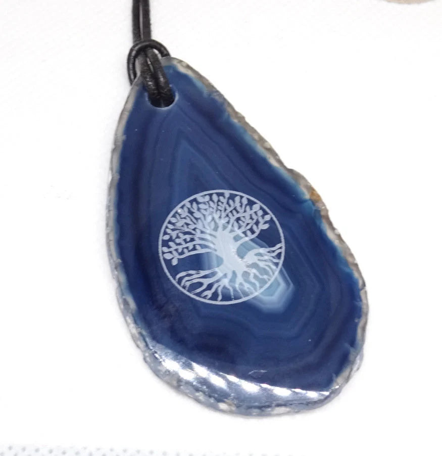 Blauer Achatanhänger mit Lebensbaum – Naturstein Schmuck