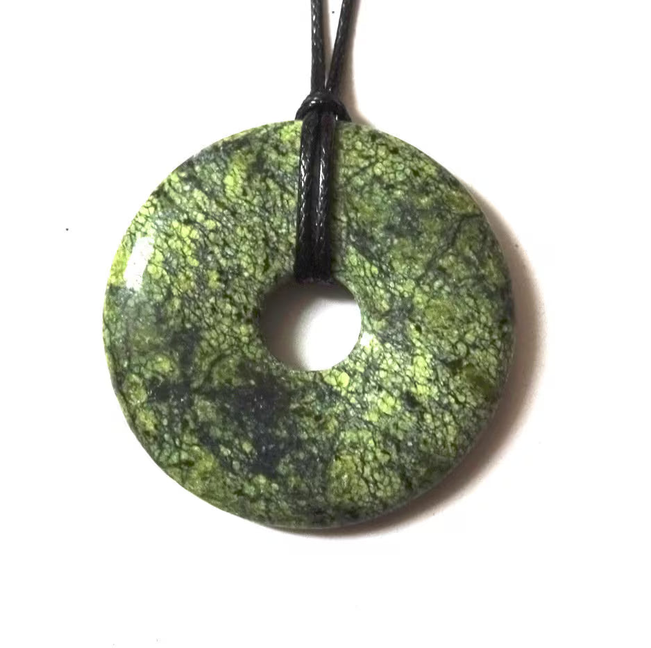 Mambastone Serpentin Donutanhänger – Pi-Scheibe Heilstein, 3 cm