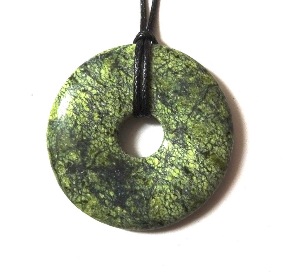 Mambastone Serpentin Donutanhänger – Pi-Scheibe Heilstein, 3 cm