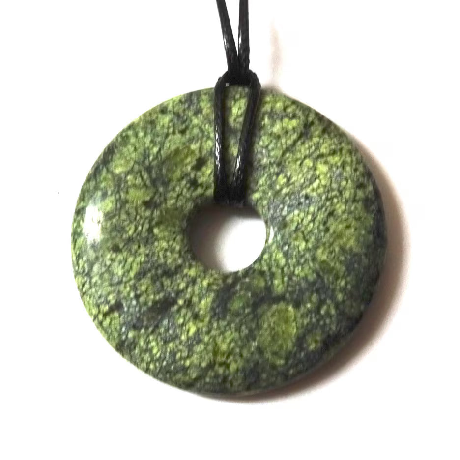 Mambastone Serpentin Donutanhänger – Pi-Scheibe Heilstein, 3 cm
