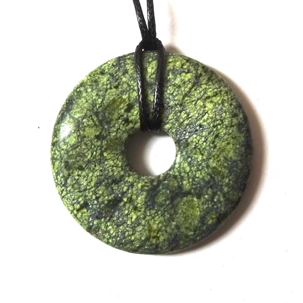 Mambastone Serpentin Donutanhänger – Pi-Scheibe Heilstein, 3 cm