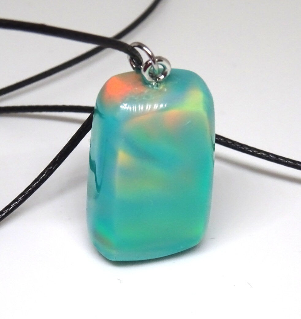 Tropical island , Wunderschöner Opalanhänger mit Kette. blau orange grün