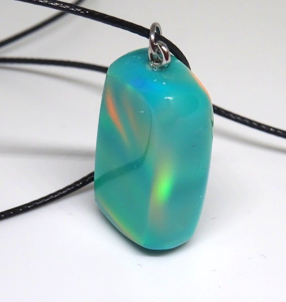 Tropical island , Wunderschöner Opalanhänger mit Kette. blau orange grün