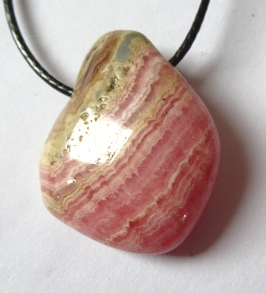 Rhodochrosit Anhänger – Die Rose der Inkas | Lochstein am Band (25×21 mm)