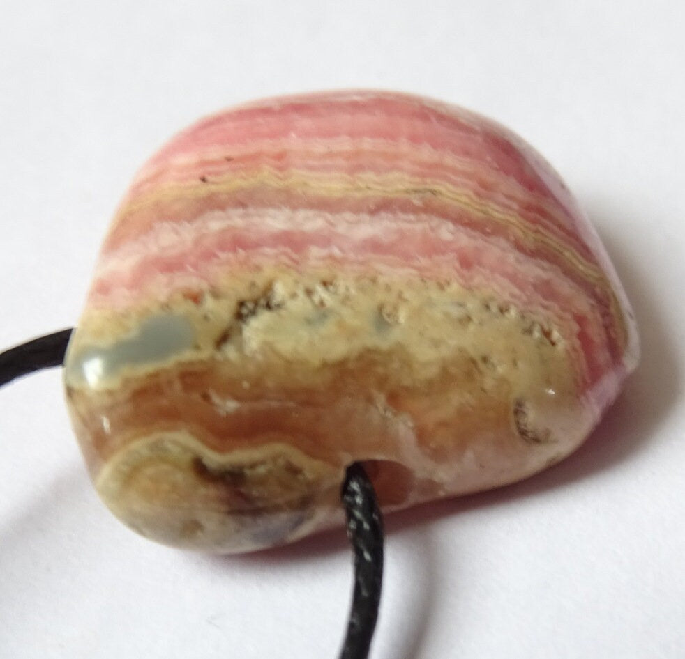 Rhodochrosit Anhänger – Die Rose der Inkas | Lochstein am Band (25×21 mm)