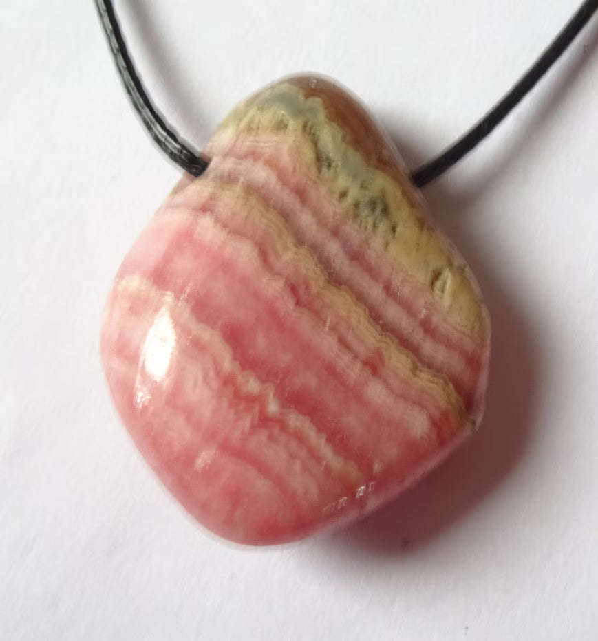 Rhodochrosit Anhänger – Die Rose der Inkas | Lochstein am Band (25×21 mm)