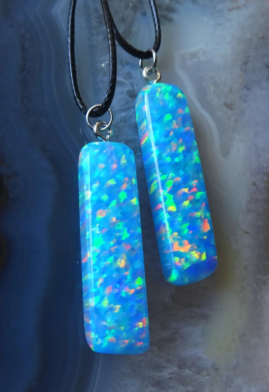 Synthetischer Opal Anhänger – Regenbogenopal, 35x7 mm inkl. Band