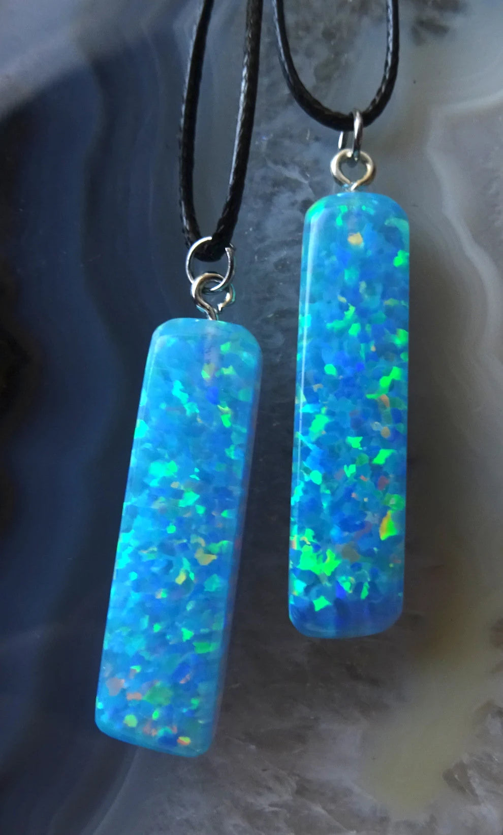 Synthetischer Opal Anhänger – Regenbogenopal, 35x7 mm inkl. Band