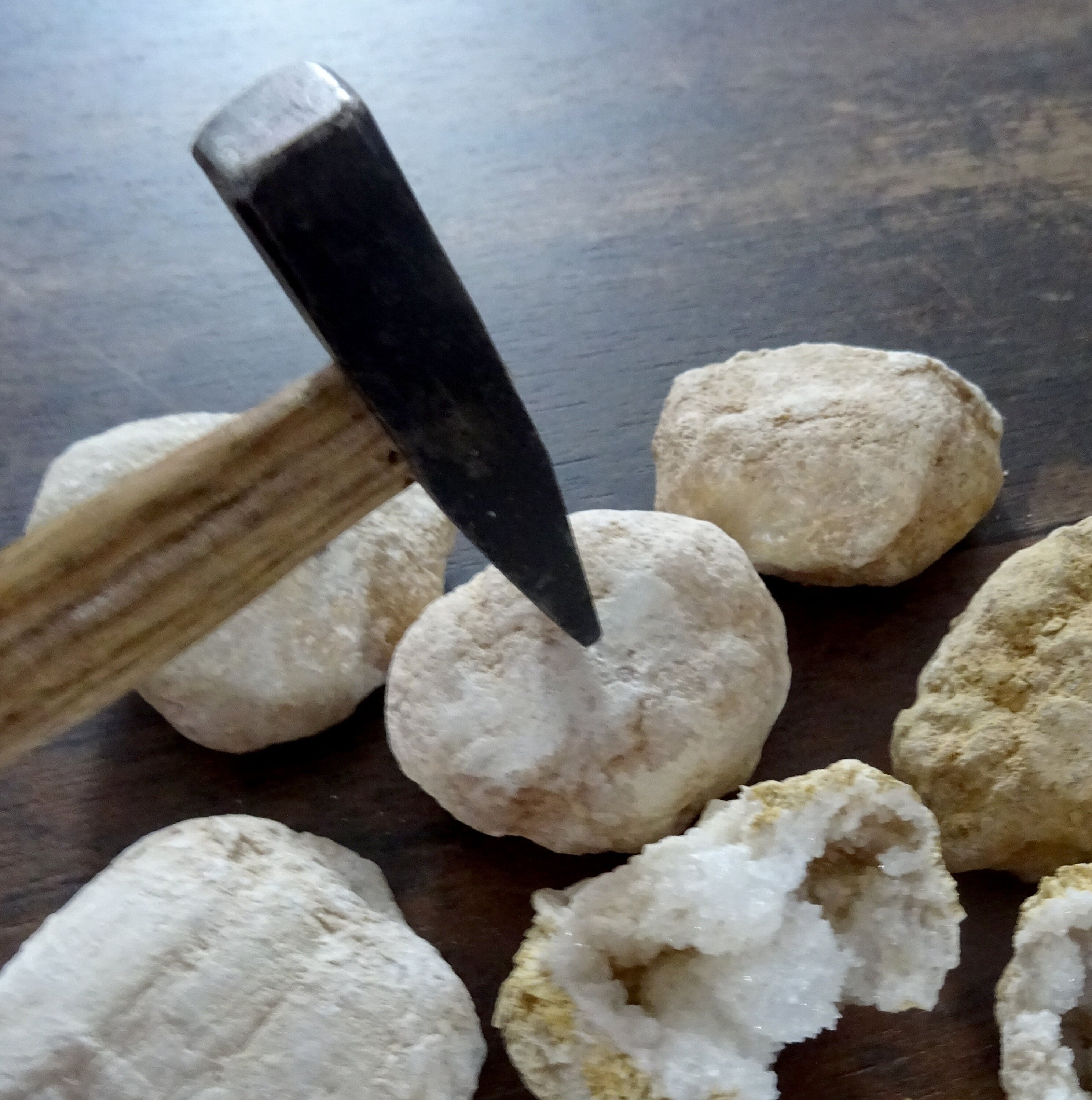 Bergkristall Geode zum Aufknacken – Überraschungsstein Größe M