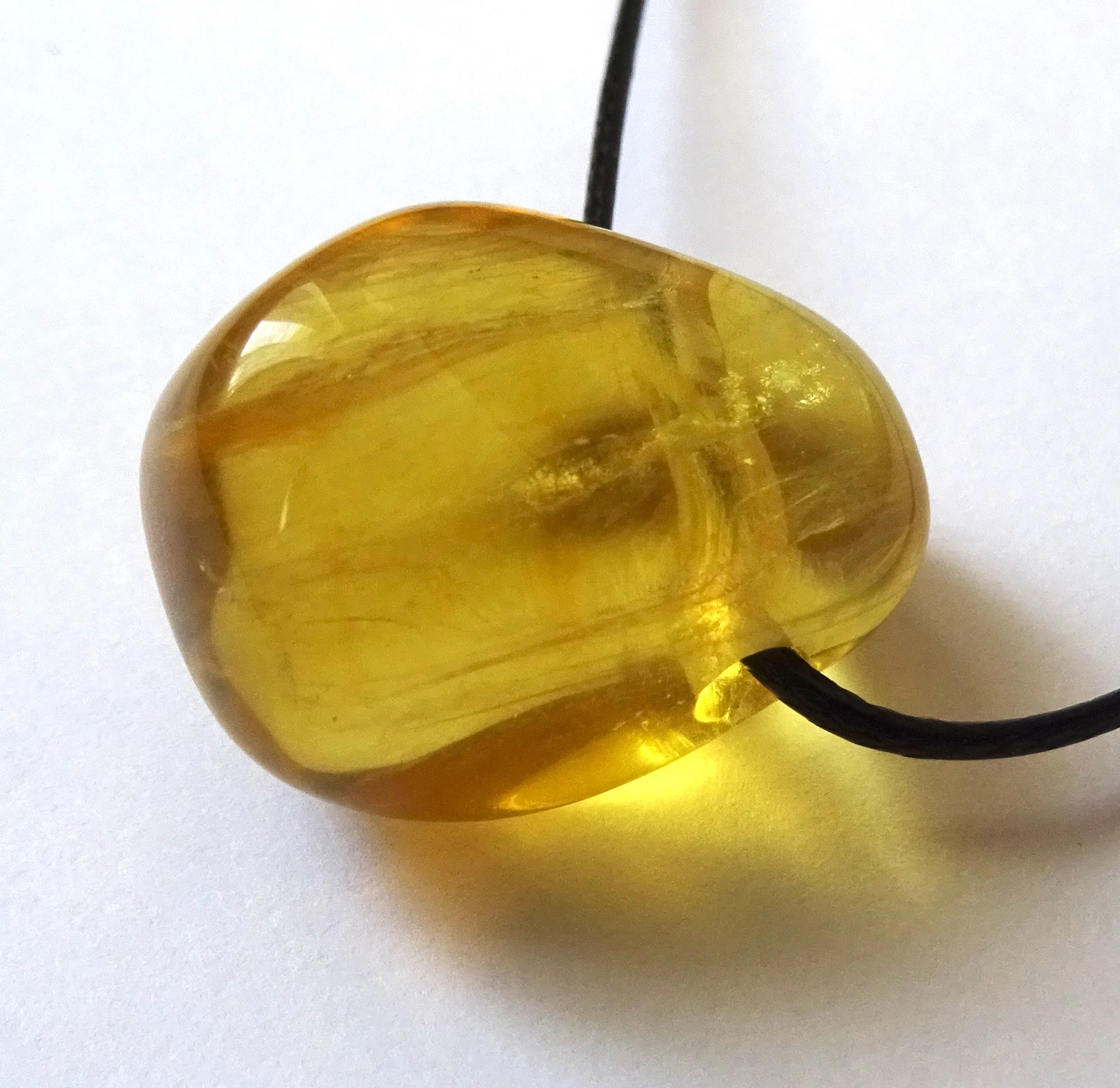 Honiggelber Fluorit Anhänger mit Gratisband – Naturstein 2,5 cm