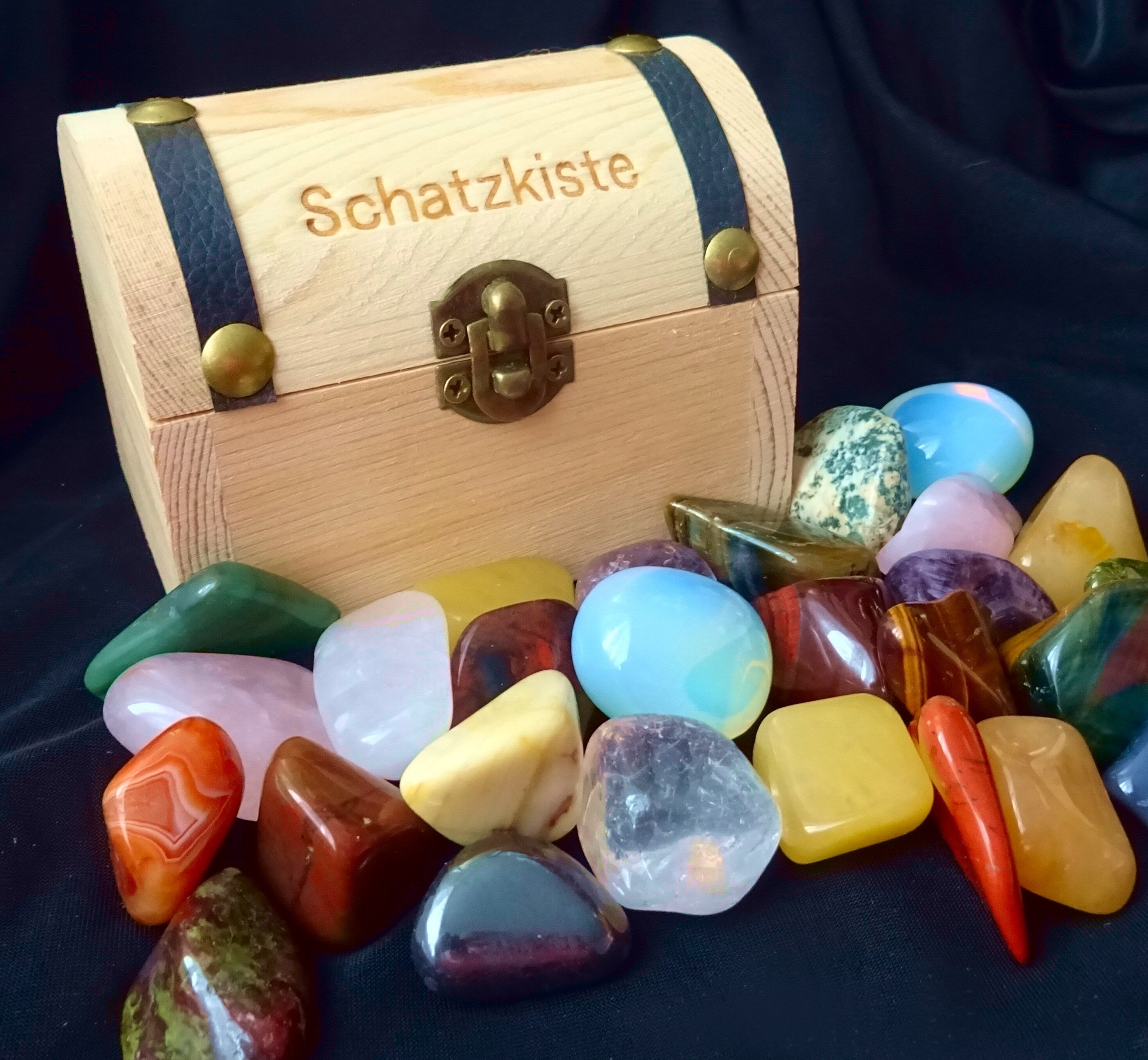 Edelstein Schatzkiste – 18–22 Trommelsteine, Größe M, Kindergeburtstag